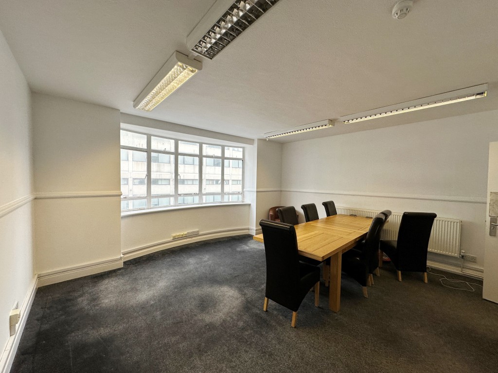 Lot: 90 - COMMERCIAL UNIT ARRANGED OVER FOUR FLOORS - Top floor meeting room
